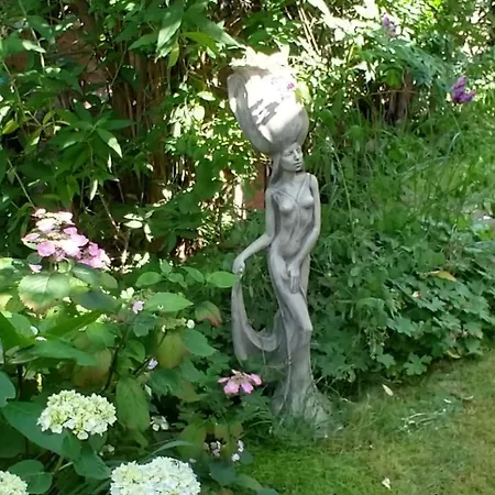 Moderne Grosse In Herrlichem Naturgrundstueck Daire