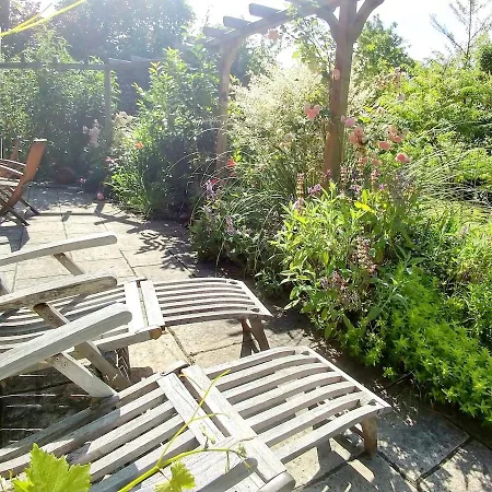 Moderne Grosse In Herrlichem Naturgrundstueck Daire