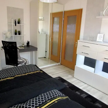 Moderne Grosse In Herrlichem Naturgrundstueck Daire *