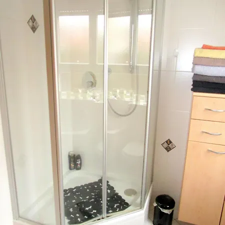 Moderne Grosse In Herrlichem Naturgrundstueck Daire