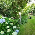Moderne Grosse In Herrlichem Naturgrundstueck *